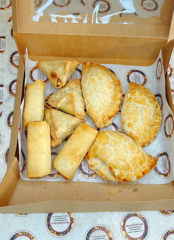 Snack box (3 meat pies, 2 samosas and 2 spring rolls)